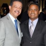 Delfín Santana posa ndo para la prensa con el ex presidente Leonel Fernández