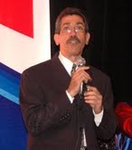 El vicerrector Docente de la UASD, doctor Jorge Asjana David, habla en representación del rector, maestro Mateo Aquino Febrillet, durante el espectáculo artístico y cultural “La Patria Vibra en la UASD”, en el Teatro Nacional.