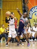 Carlos Sánchez recibe la defensa del armador de La Cancha Lennox Mccoy