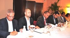 El rector de la UASD, Mateo Aquino Febrillet, firma junto a los demás rectores de universidades el  referido convenio  También figura Franklin Rodríguez, ministro de la Juventud.