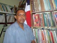 Profesor Angel Medina, director biblioteca