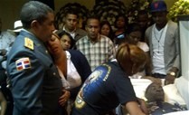 El mayor general Polanco Gómez al momento de dar la condolencias a la viuda del oficial asesinado