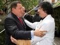 Hugo Chavez y Muamar Gadafy en foto de archivo