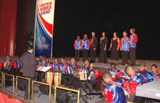 El director de Cultura de la UASD, licenciado Dagoberto Tejeda, posa con los grupos culturales de esa institución.