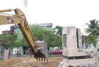Momento en que la Alcaldia destruía el monumento dedicado a los Héroes de Luperón