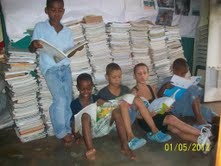 Estudiantes estudiando en el suelo