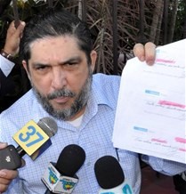 El abogado Marcos Martinez en rueda de prensa en la mañana del viernes