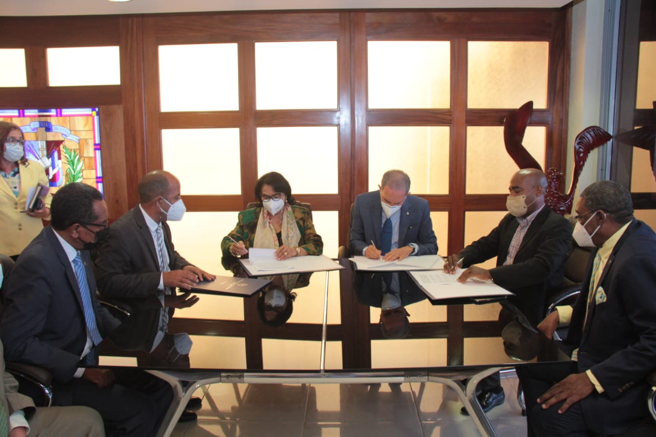 UASD, MESCyT y presidente de ASODEMU firman acuerdo