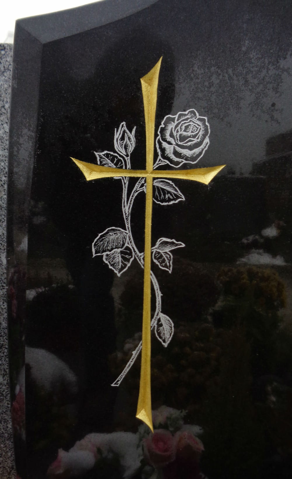 Gravure croix sur monument funéraire