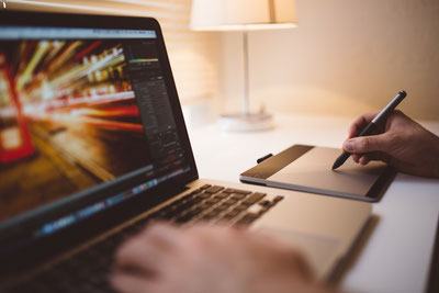 Mitarbeiter arbeitet mit dem Notebook