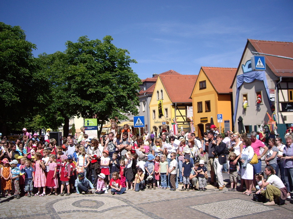 Zuschauer am Dorfanger bei der Kasperiade