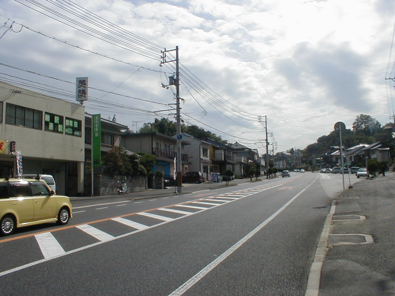 KEC ビル前 国道184 対面からビル、尾道市街方面を見る