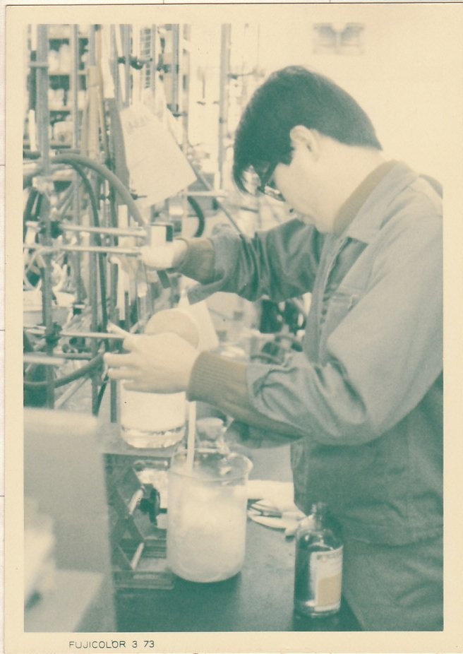 1973年 京都工芸繊維大学で高分子合成実験中　New polymer synthesizing experiment at Technical Institute of Kyoto in 1973