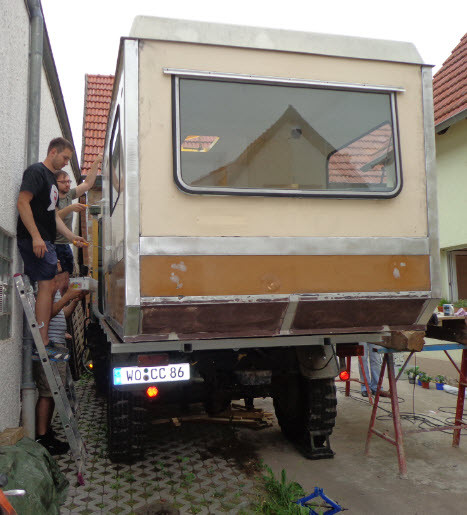 Mit dem Wohnwagen auf der Pritsche.