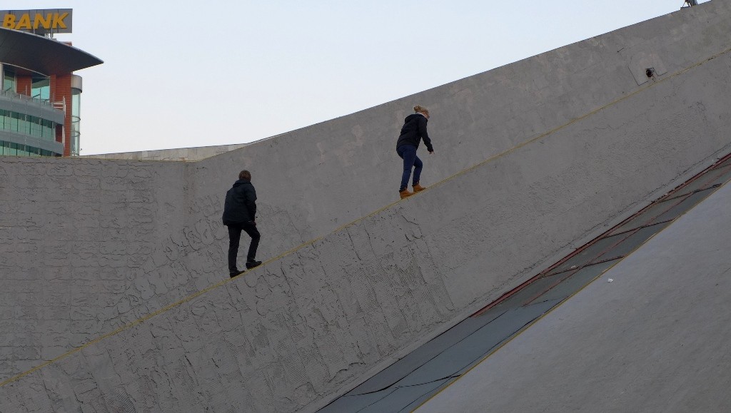 In  Tirana wird auf die Pyramide geklettert. Das wir es am Ende auch wieder runter schaffen war nicht ganz klar.