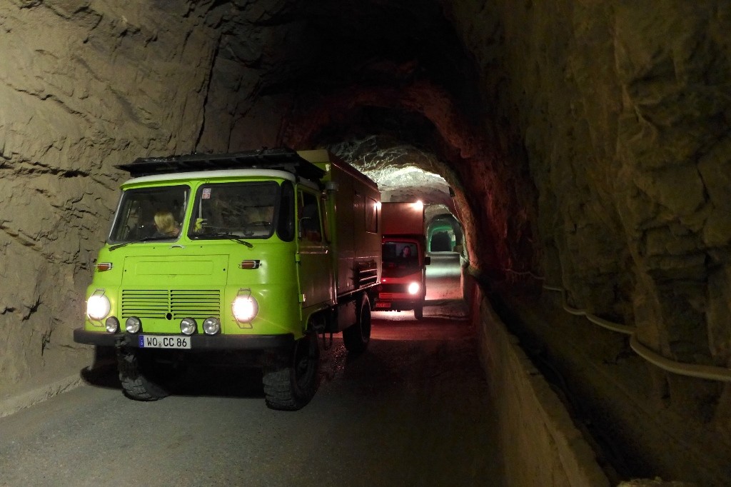 Zurück durch den wirklich engen Tunnel. Entgegenkommen durfte uns da niemand.