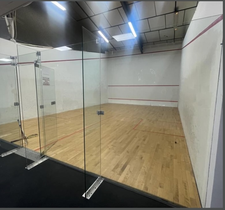 Pour les amateurs de sports rapides et intenses, les séances de squash dont la solution idéale. Nos terrains vous attendent pour des séances cardio intenses, en duo ou en compétition. Nos instructeurs sont là pour vous aider à progresser et perfectionner 