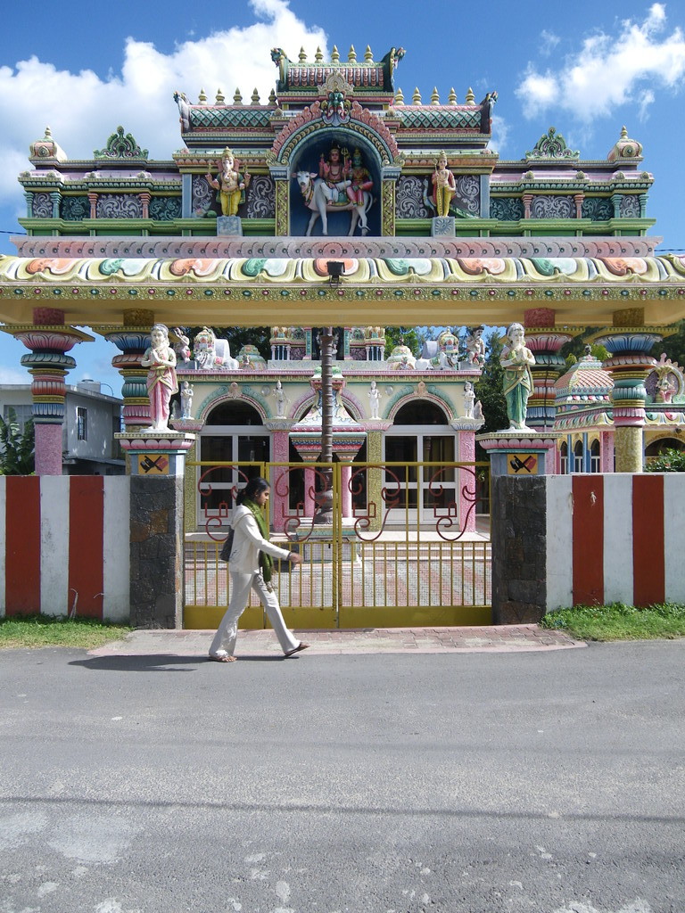 Bunte Tamilen-Tempel findet man auf der ganzen Insel