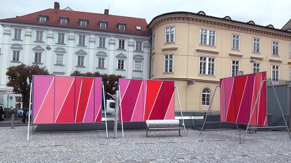 Elisabeth Sonneck, Ansichtssache: Roter Platz / 6 billboards je 238 x 338 cm, Acryllasuren auf Papier auf Zink, Pfarrplatz, Linz (A) Kulturhauptstadt Europas 09, Brunnhofer Galerie, 15.10. - 30.10.2009