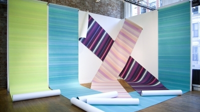 Elisabeth Sonneck, tritone / Öl auf Papier, 5 Bahnen je 6.50 und 8.00 x 1.10 m, foldback clips; Wände 2.75 x 4.57 und 3.05 m; VOLTA NY, mit Brunnhofer Galerie, New York, 6.3. - 9.3.2014 (Foto: David Willems)