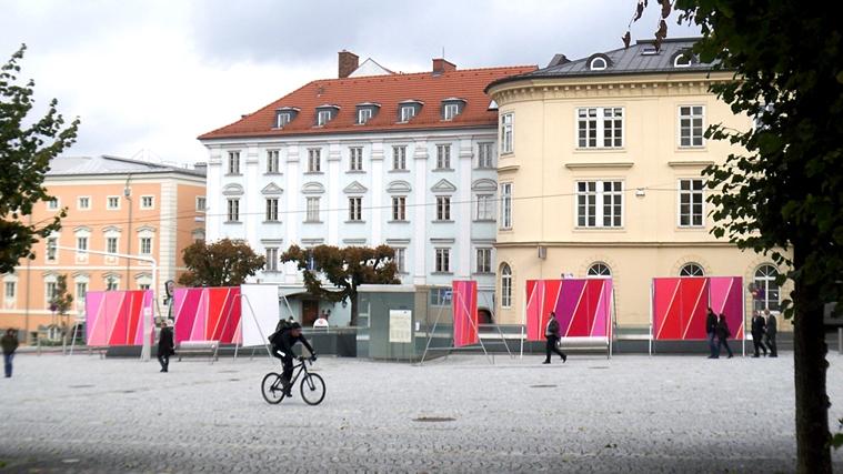 Elisabeth Sonneck, Ansichtssache: Roter Platz / 6 billboards je 238 x 338 cm, Acryllasuren auf Papier auf Zink, Pfarrplatz, Linz (A) Kulturhauptstadt Europas 09, Brunnhofer Galerie, 15.10. - 30.10.2009