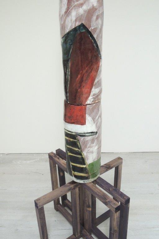 Oktavia Schreiner, "Aufenthalt bei den Dingen", Keramik und Holz, 200 x 60 x 60 cm