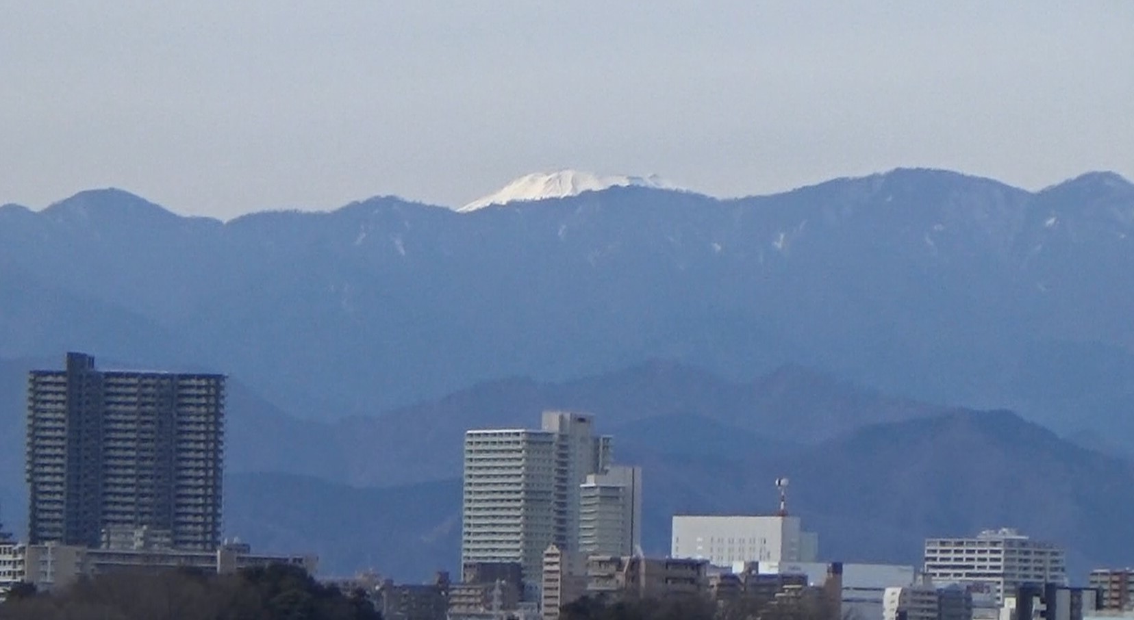 ②1月24日　横浜市との境界近くの丘広場から撮影