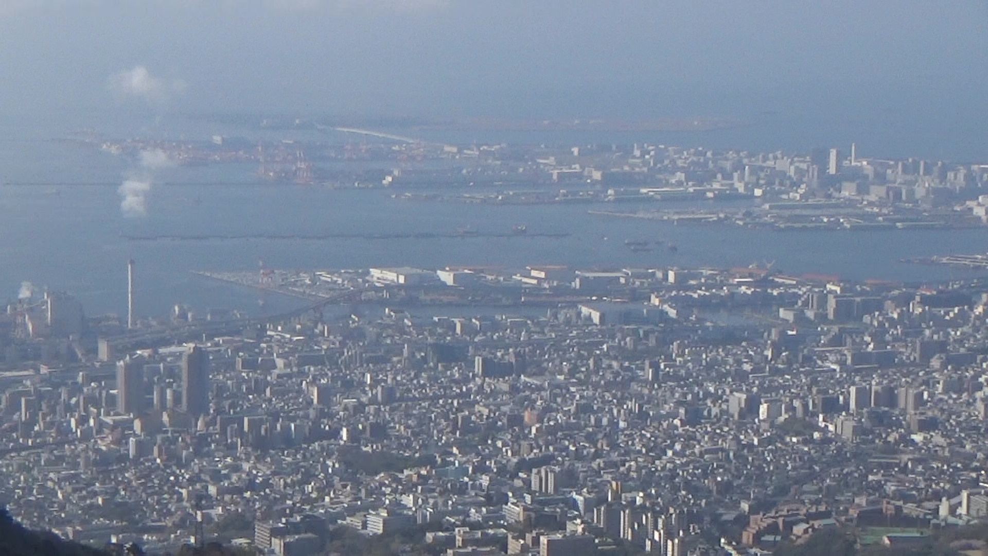 頂上から神戸方面を見下す。