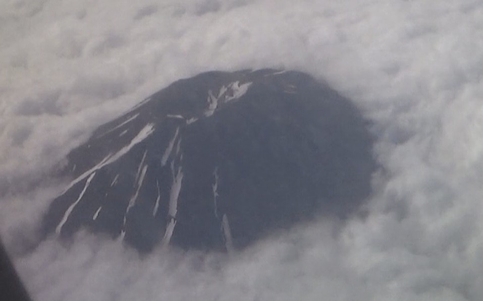 機体直下に富士山、雪はほどんどなし