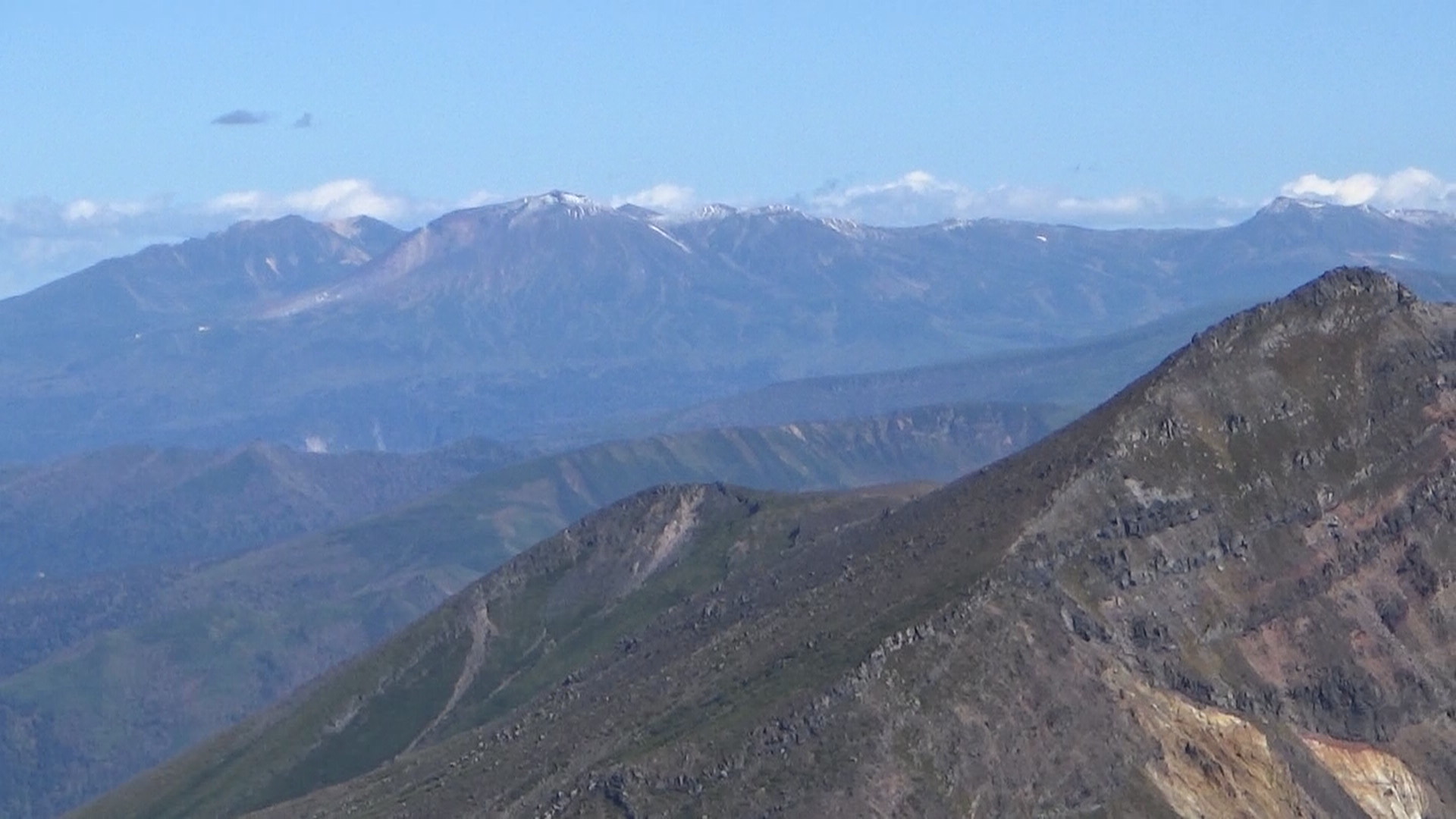 頂上から北方向、左上に初冠雪の大雪山、右上にトムラウシ、手前は美瑛岳