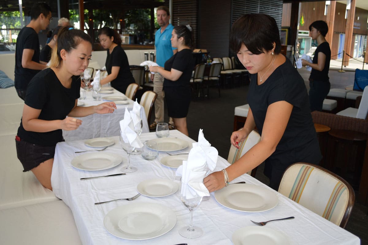 Cairns College of English - Job Ready Program　レストランの仕事　食器の並べ方