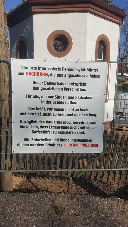 Bauschild am Liebfrauenberg in Bad Bergzabern (Foto: Früherwisser Media)