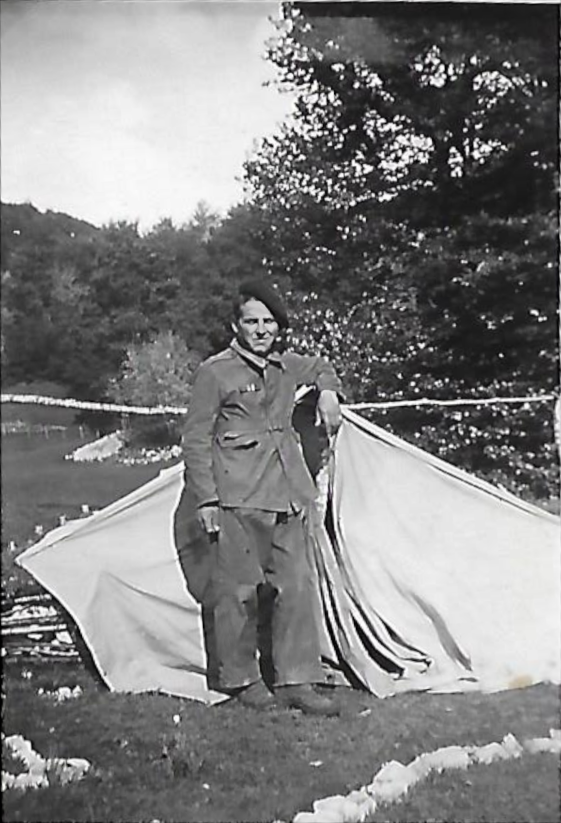 André Maclet. Extrait album photos - chantier de coupe de l'Oreille [les Plan d'Hotonnes], mis en place par le camp de La Bâtonnière© André et Bernard Maclet