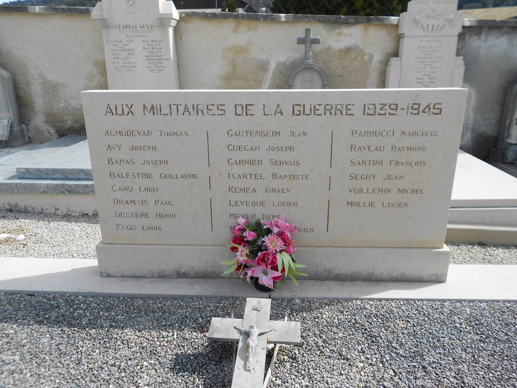 Stèle en hommage aux militaires morts au combat au cimetière d'Hauteville-Lompnes