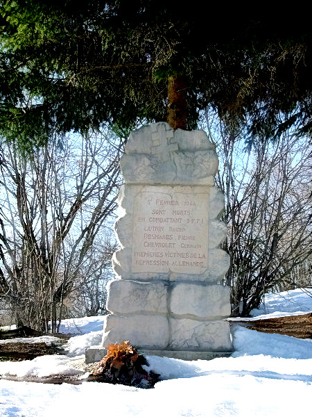 Stèle du lieudit le Monthoux -  commémorant la répression du combat du 5 février 1944 à la ferme de Pray-Guy à Brénod, camp chargé de la protection du PC départemental et de la mission interalliée (80 hommes)