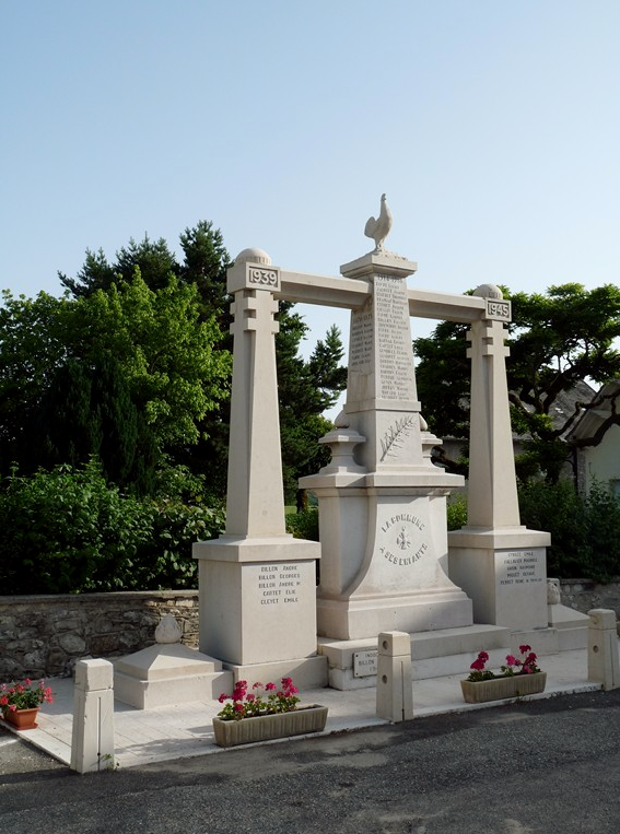Monument aux Morts de Thézillieu modifié après la 2ème Guerre Mondiale