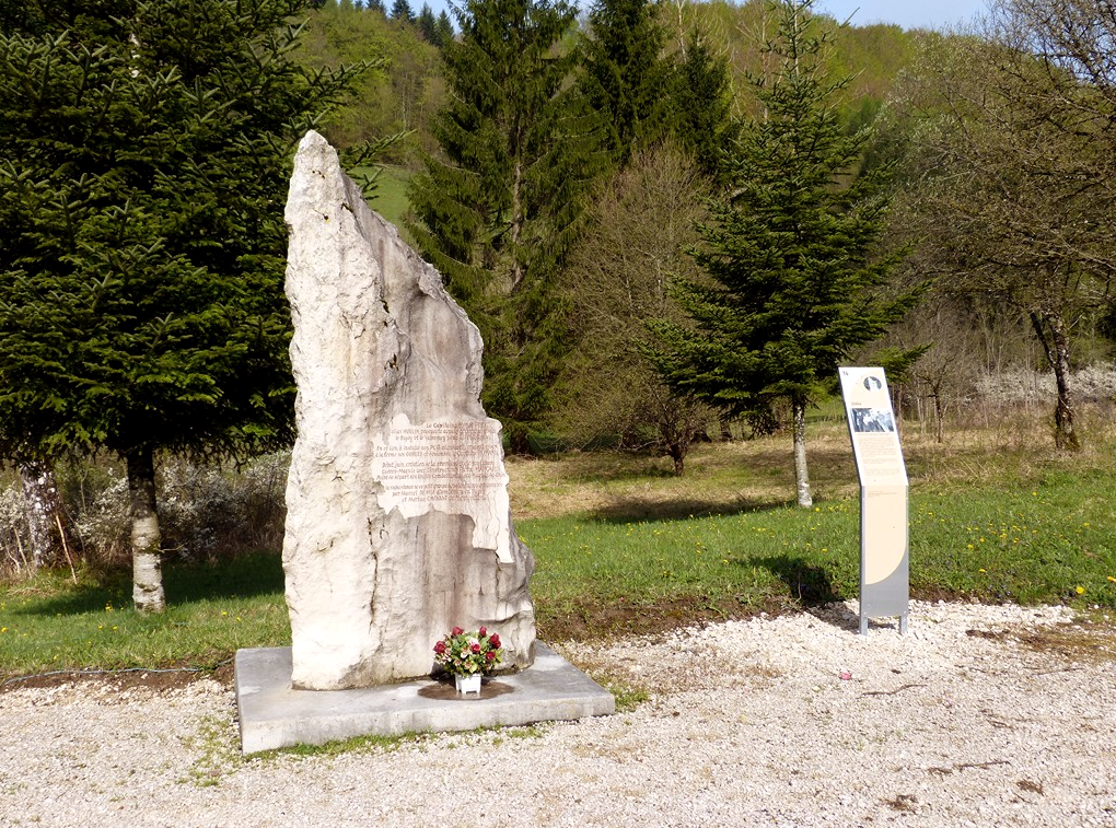 Stéle des Pézières [Aranc] : Stèle du 1er poste de commandement clandestin de ROMANS, École des cadres Maquis