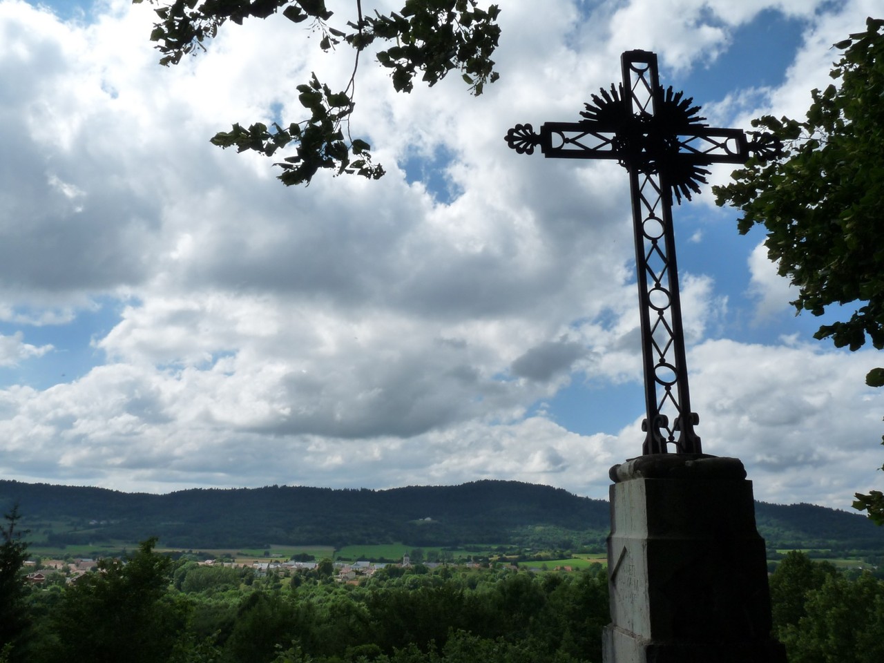 Croix dominant Brénod (chemin des trois cascades)