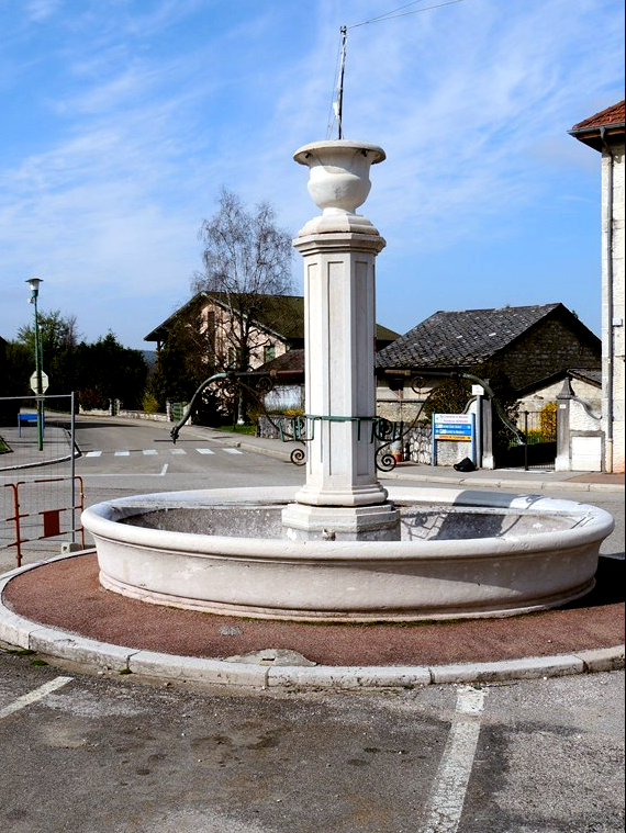 Fontaine place des Martyres (Lompnes)