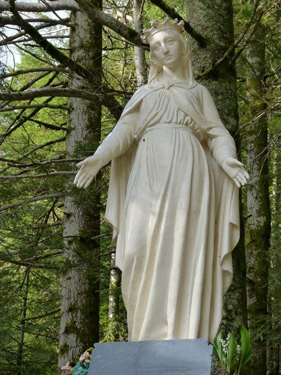 Vierge de l'esplanade de Notre Dame de Mazières
