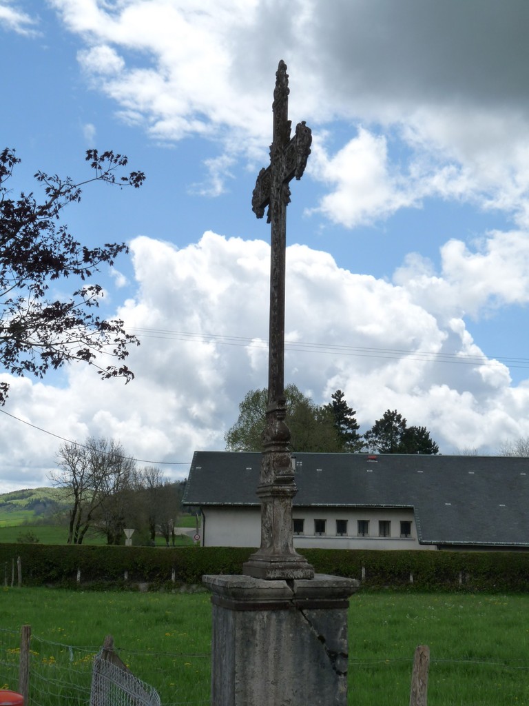 Croix à l'entrée de Corlier