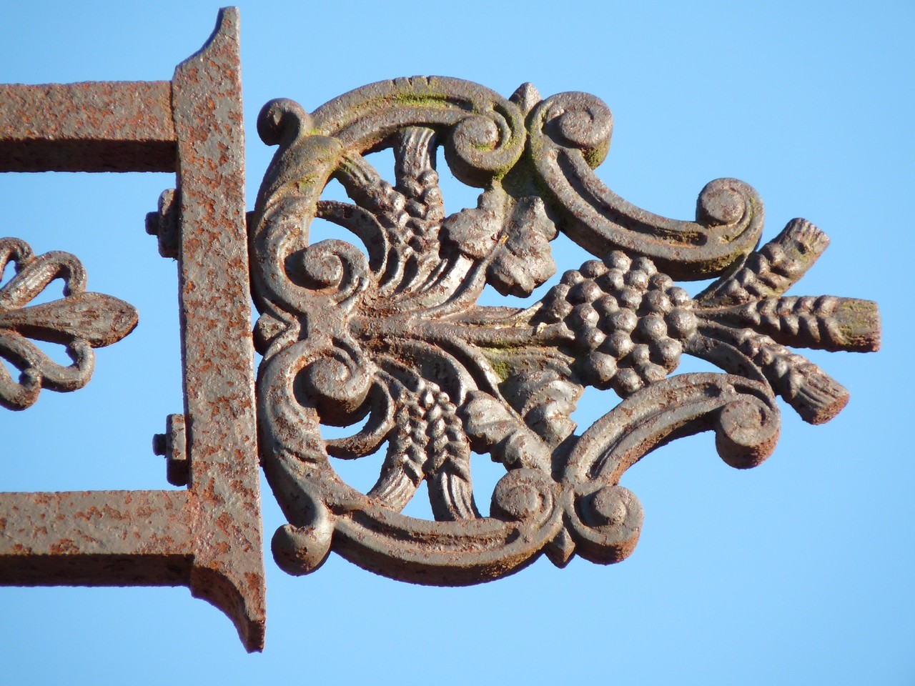 Croix ouvragée au cimetière de Hauteville