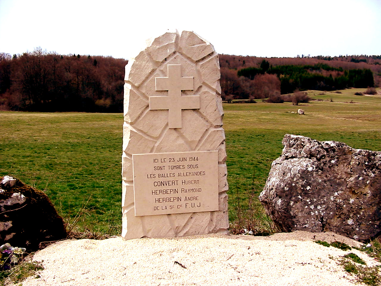 Stèle dite du Col de la Lèbe sur le village de Thézillieu