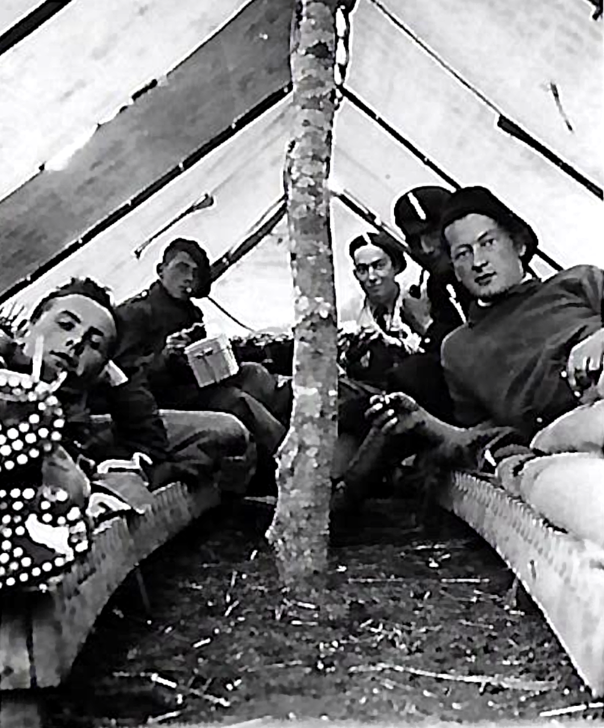 Repos sous la tente. Extrait album photos - chantier de coupe de l'Oreille [les Plan d'Hotonnes], mis en place par le camp de La Bâtonnière© André et Bernard Maclet