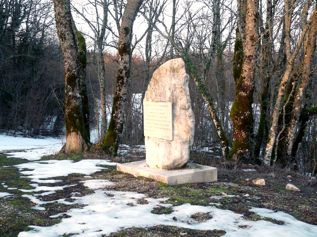 Stèle du combat du groupe Franc Marcault, en date du 5 février 1944, situé au village de Lacoux [Hauteville-Lompnes] 