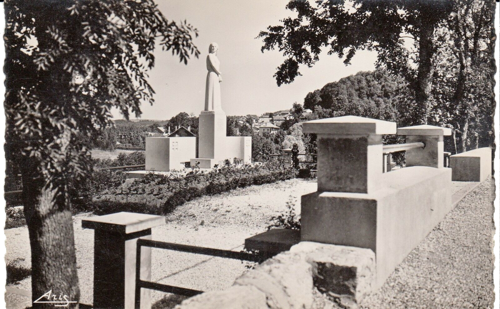 Carte postale ancienne du Monument aux Morts d'Hauteville-Lompnes