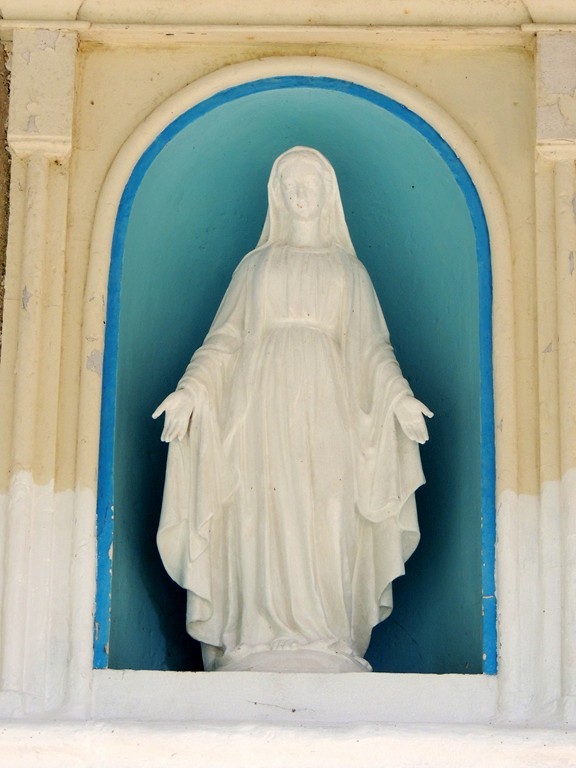 Vierge du fronton de la Chapelle de Notre Dame de Mazières