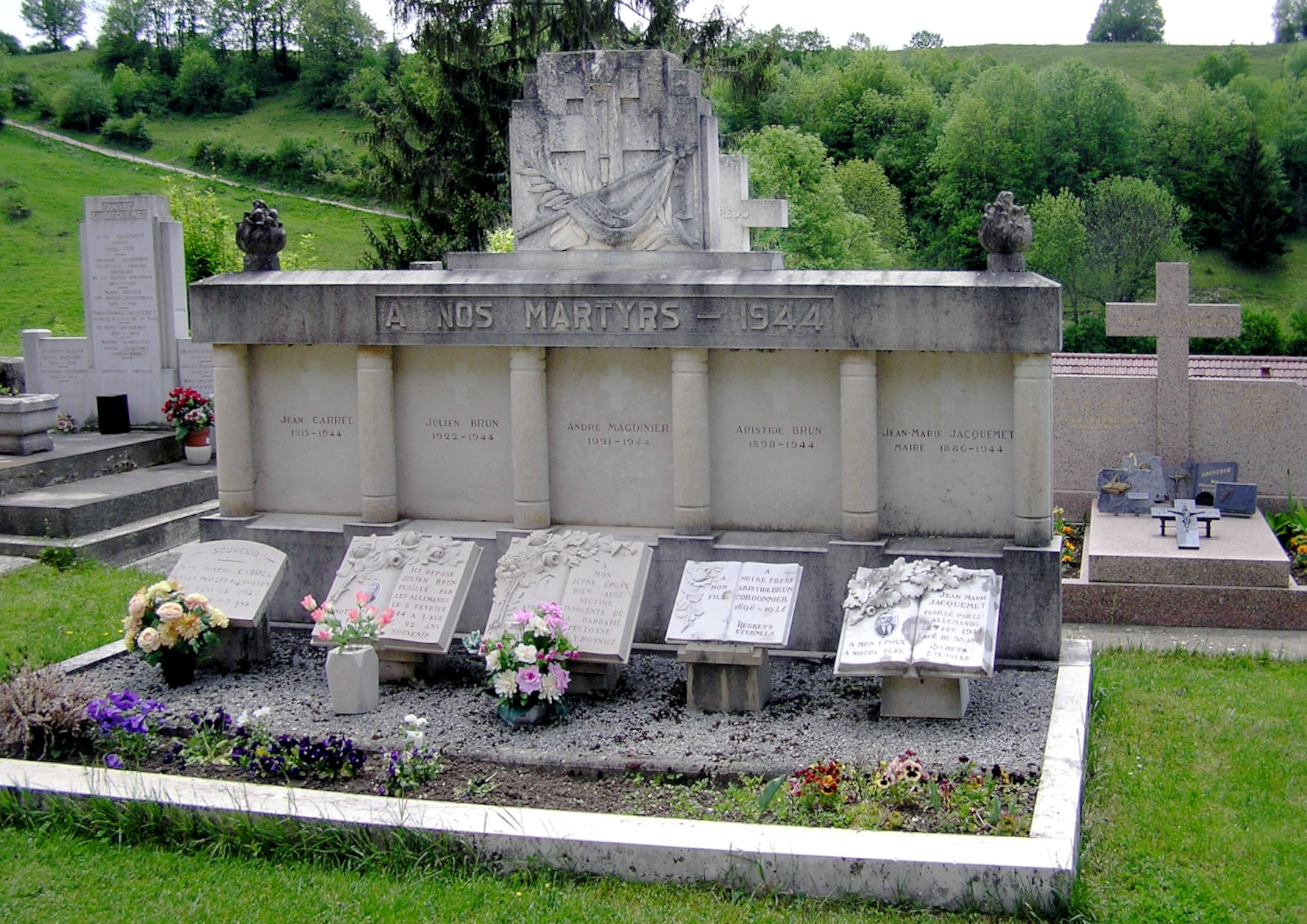 Stèle au cimetière d'Évosges