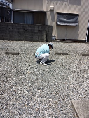 駐車場境界線ロープ張り（作業風景）