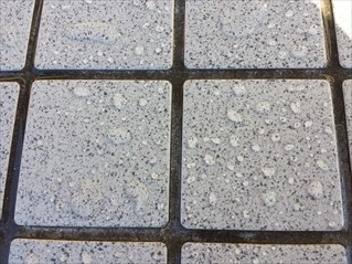 玄関タイル滑り防止作業